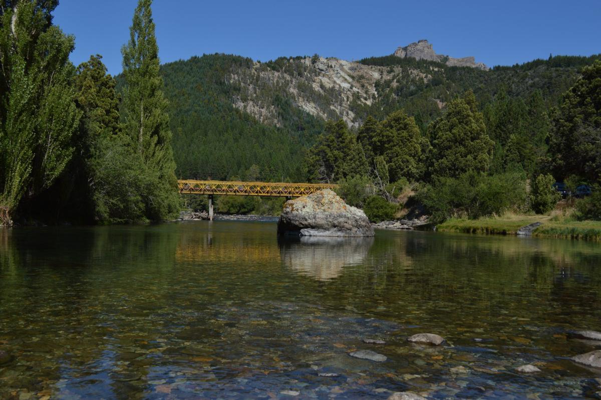 Balneario Puente Amarillo sobre el Río Meliquina